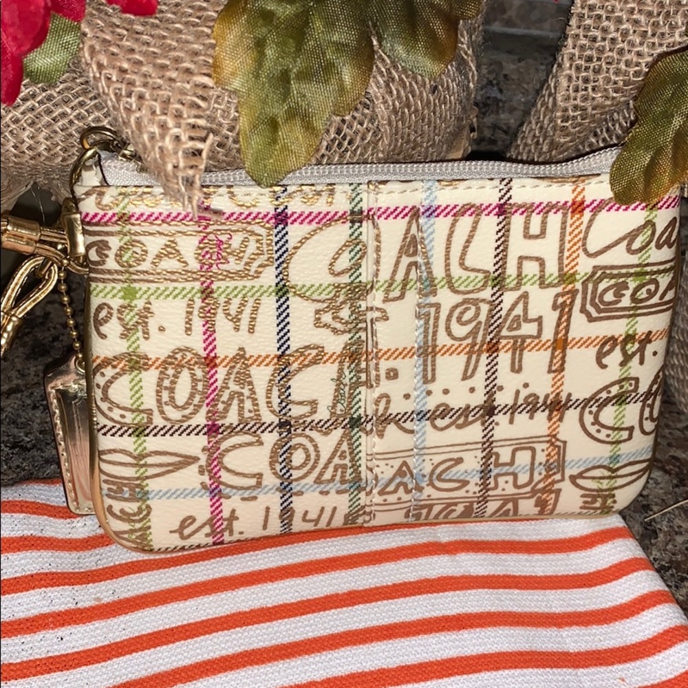 Coach small wristlet excellent condition